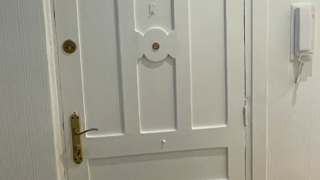 Lacado de puerta de entrada en blanco satinado con rodillo