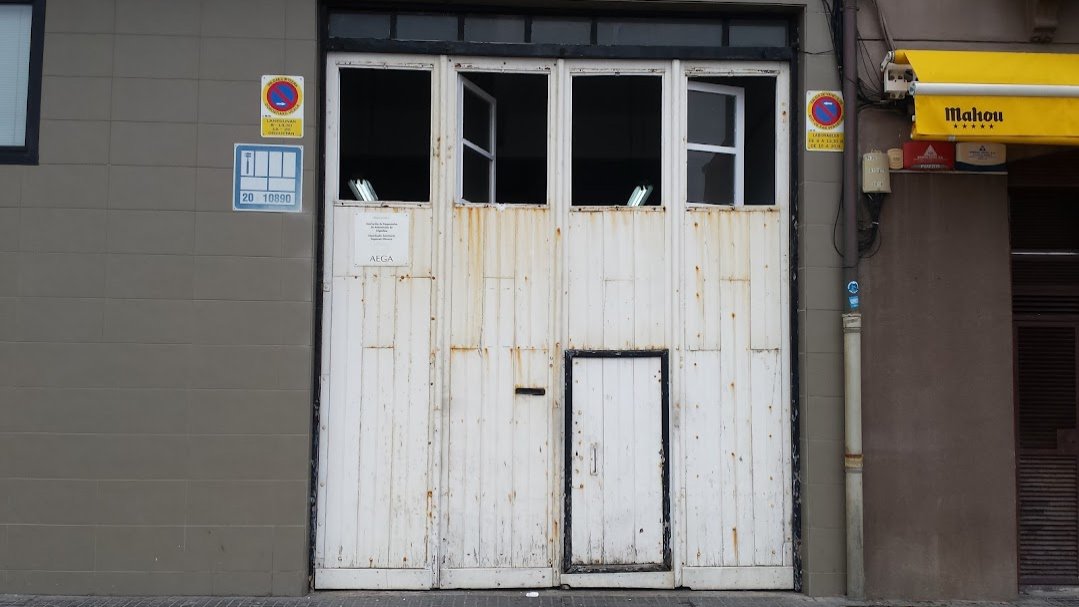 Restauración de puerta de taller de coches