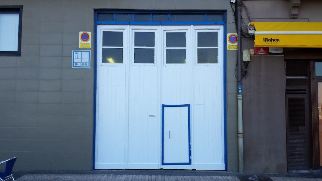 Restauración de puerta de taller de coches
