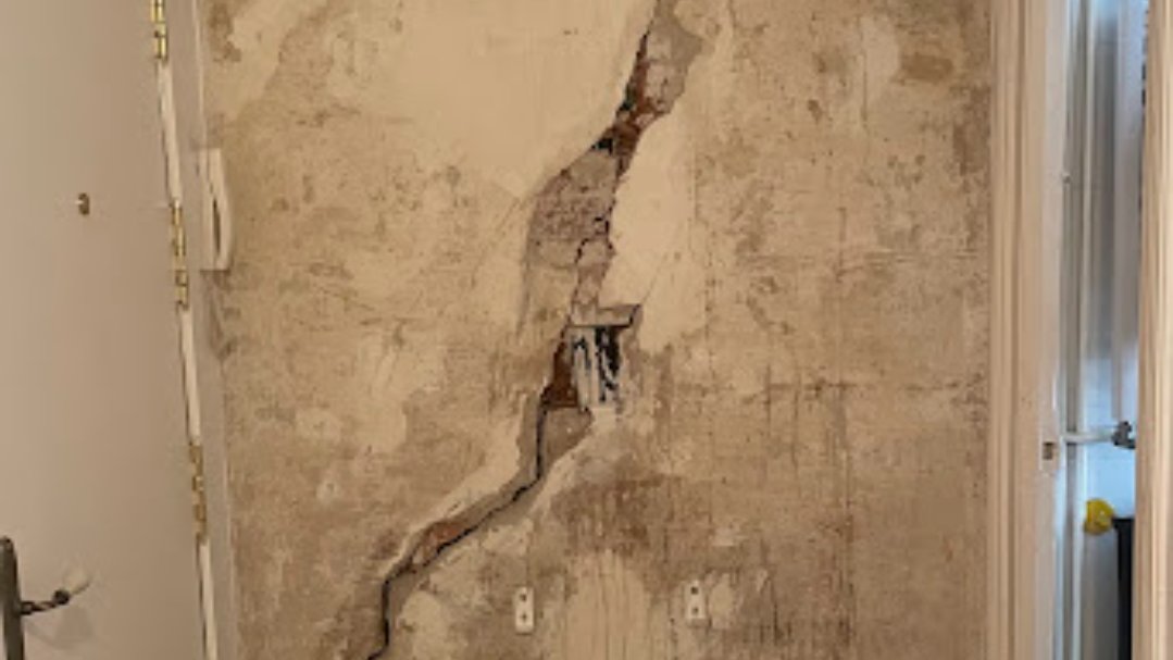 Reparación de grieta en pared interior en San Sebastián.