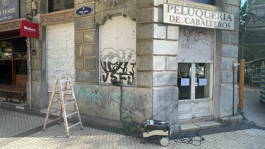 Trabajos de pintura en local comercial, peluquería en Gros