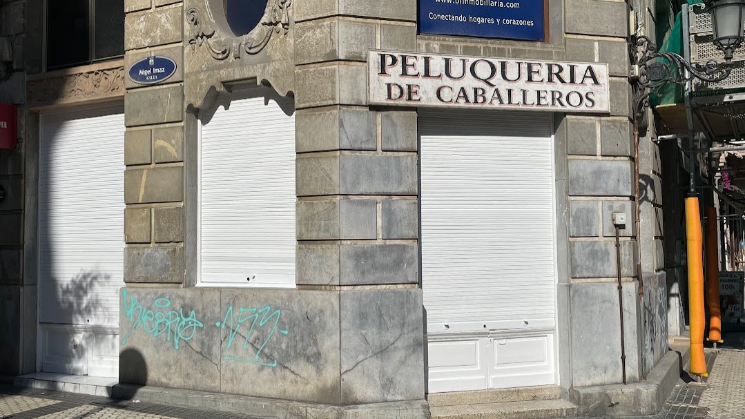 Trabajos de pintura en local comercial, peluquería en Gros