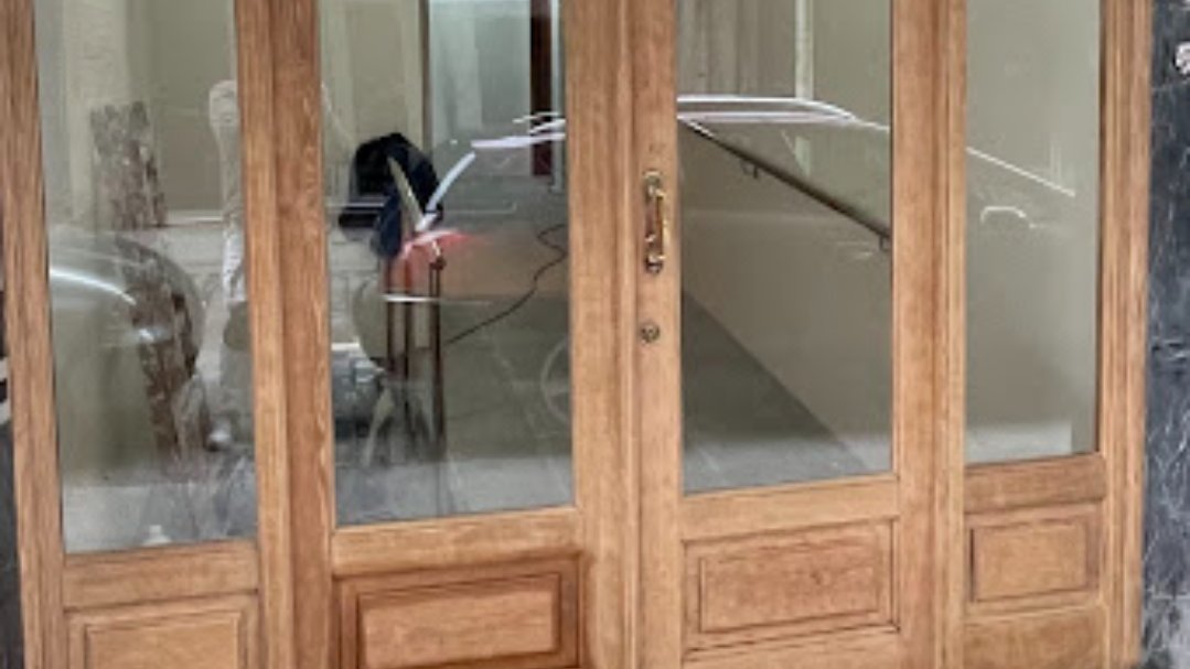 Decapado y barnizado de puerta de entrada y puerta cristalera.