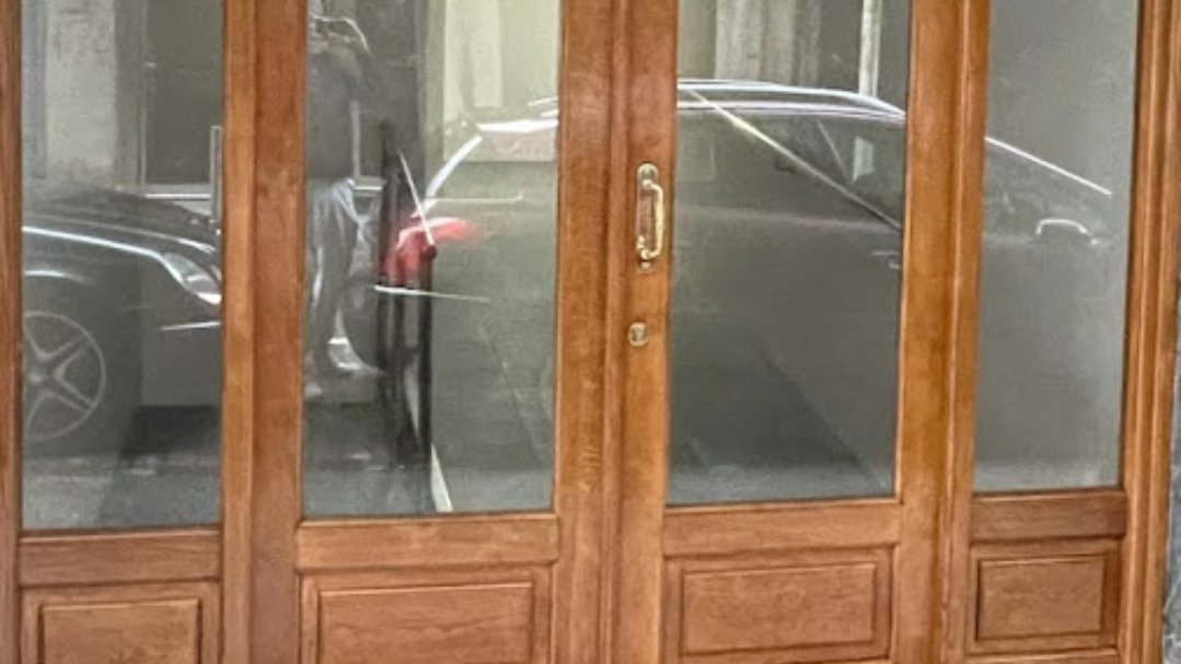 Decapado y barnizado de puerta de entrada y puerta cristalera.