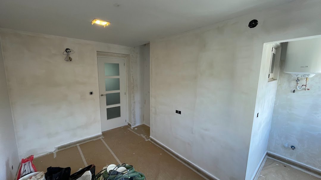 Pintura de piso en blanco roto con pared destacada