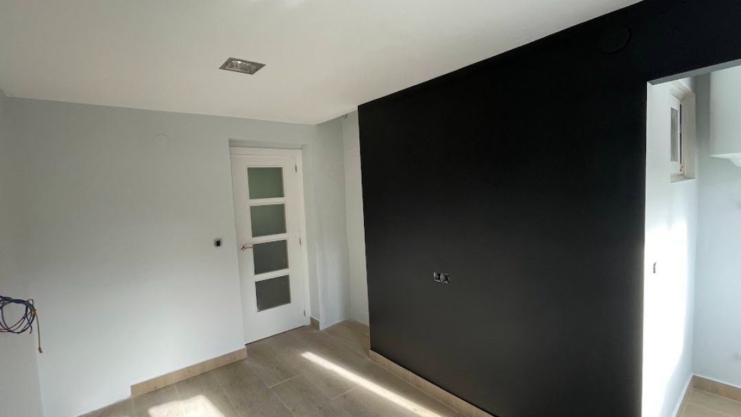 Pintura de piso en blanco roto con pared destacada