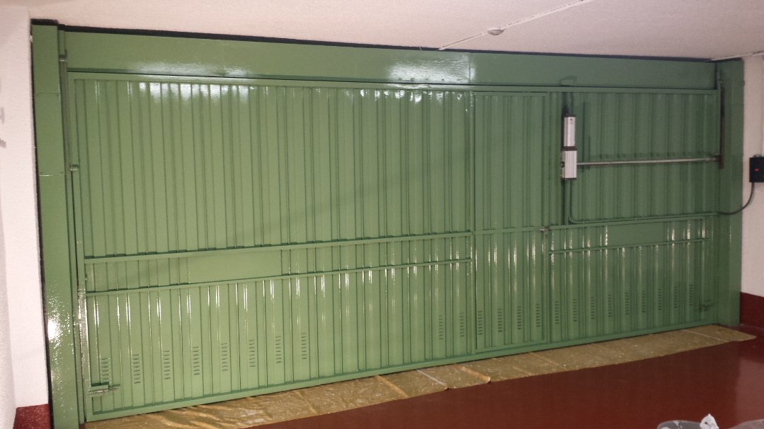Lacado de puerta de garaje en verde brillante